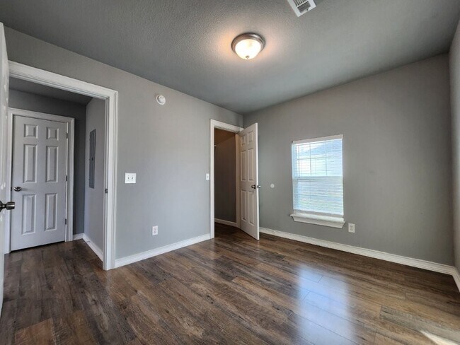 Building Photo - 7642 SW Regional Airport Blvd