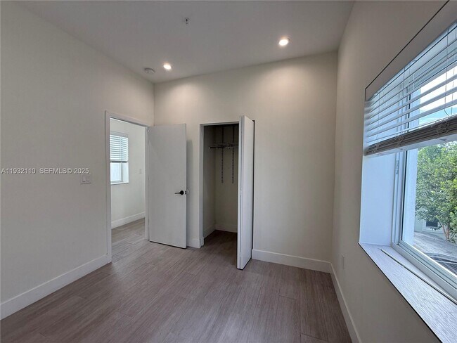 Building Photo - 1786 SW 9th St