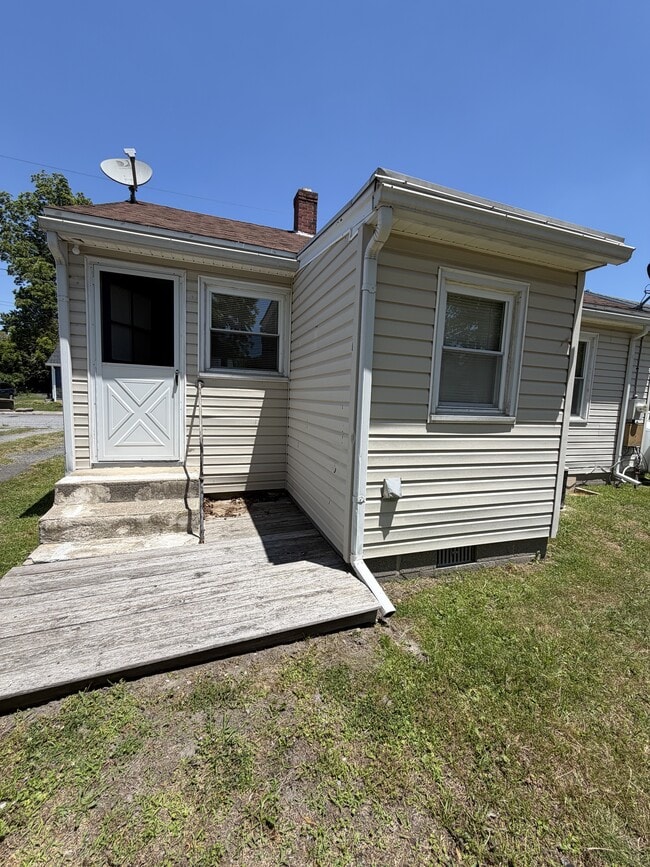 Building Photo - 406 Maple St