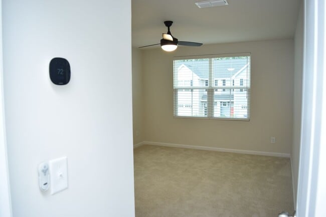 Building Photo - Modern 3-Bedroom Townhouse with Garage & P...