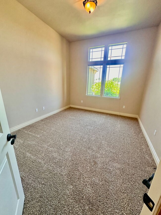 Building Photo - Spacious 4 Bedroom Home in Quiet Cul-de-Sa...