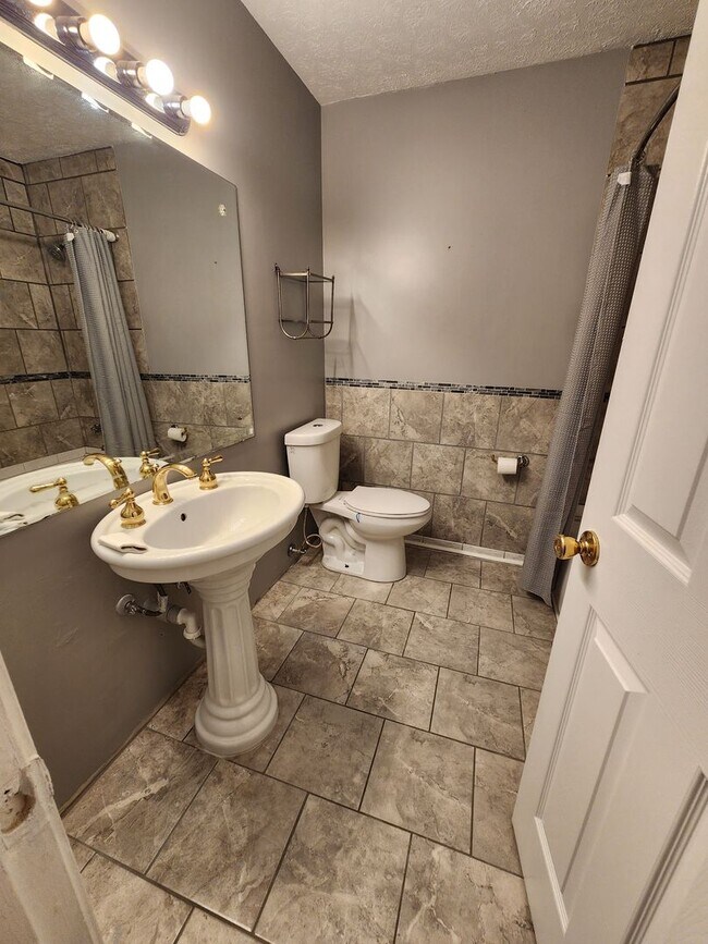 Building Photo - 3 Bedroom, 2 Bathroom Home