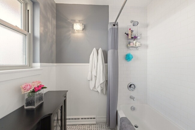 Building Photo - Beautiful 4 Bedroom/3 Bathroom Home in University Hills Area!