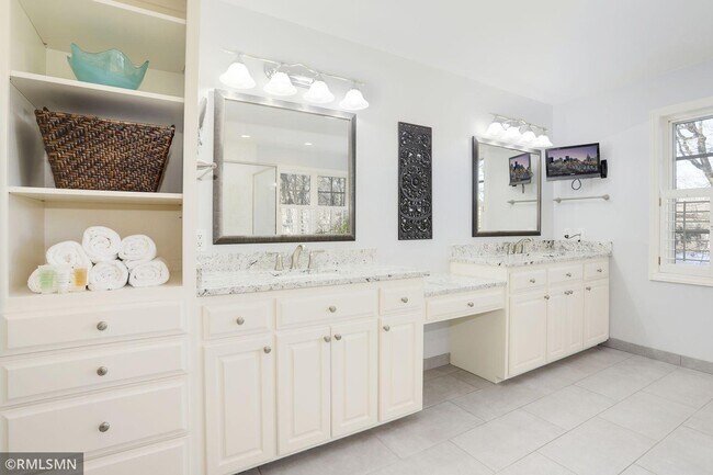 Building Photo - 14888 Pondview Cir