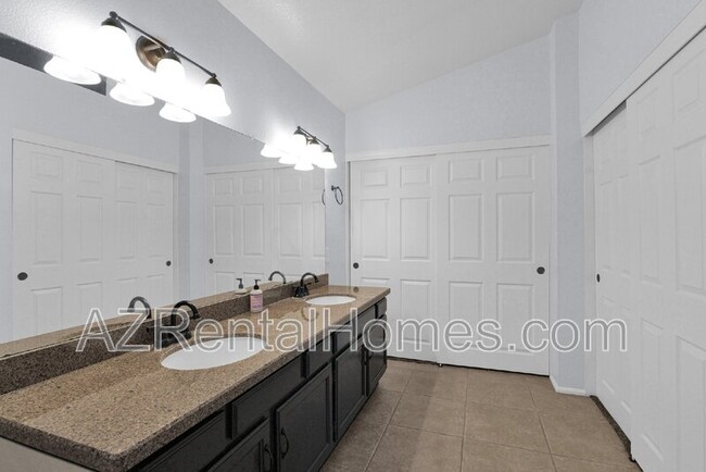 Building Photo - 39 E La Vieve Ln