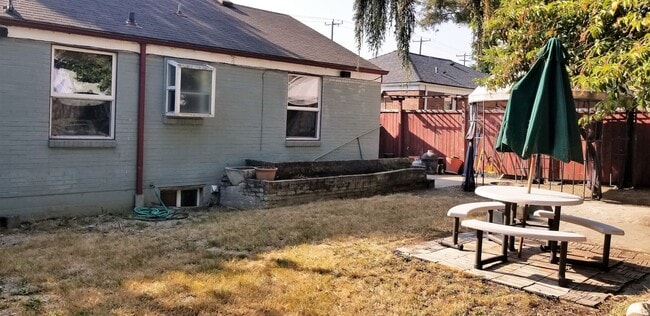 Building Photo - One Block to Lake Washington, Available Aug 1st