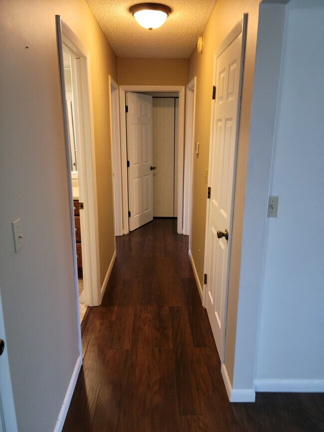 Building Photo - 1440 Sherwood Downs Rd W