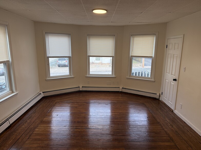 Living Room not staged - 72 Darling St