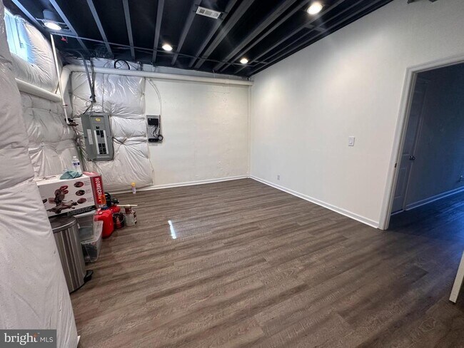 Building Photo - 709 E Elm St