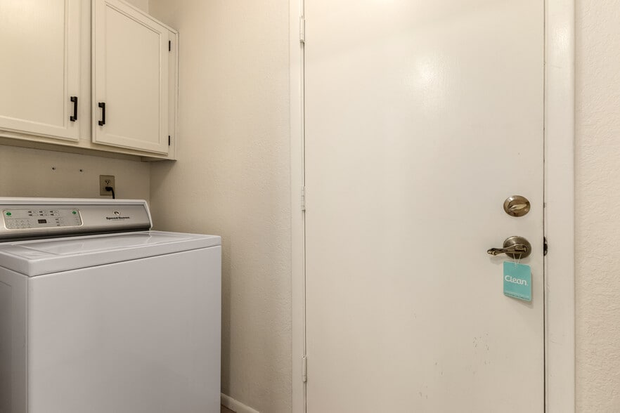 Building Photo - 8735 E Moreland St