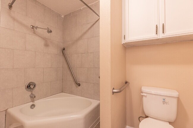 Building Photo - 5814 Pineway St