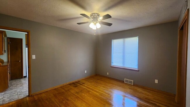 Building Photo - Darling 3 Bed 1.5 Bath 1 Car Garage in the Country Estates Addn Midwest City