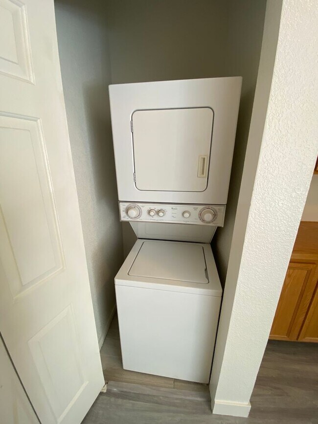 Building Photo - 1 Bedroom Condo - W Tropicana/Decatur - 2nd floor unit.