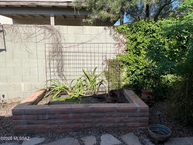 Building Photo - 9175 N Palm Brook Dr