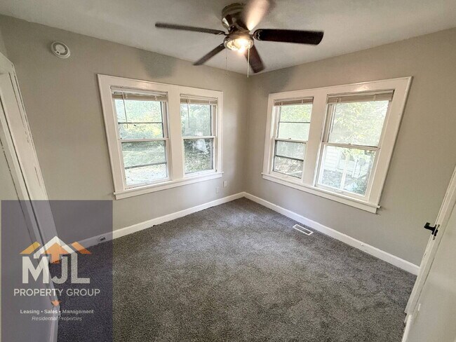 Building Photo - Updated 3 Bedroom / 1 Bath Home In KCMO *READY NOW*