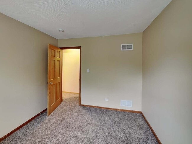 Building Photo - 721 Westshore Dr