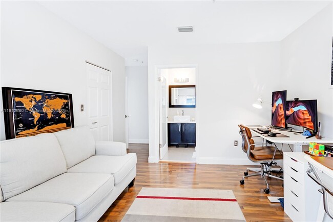 Building Photo - 1611 SW 2nd Ct