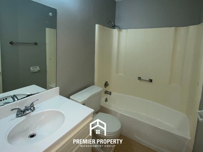 Building Photo - 4453 Kerwin Dr