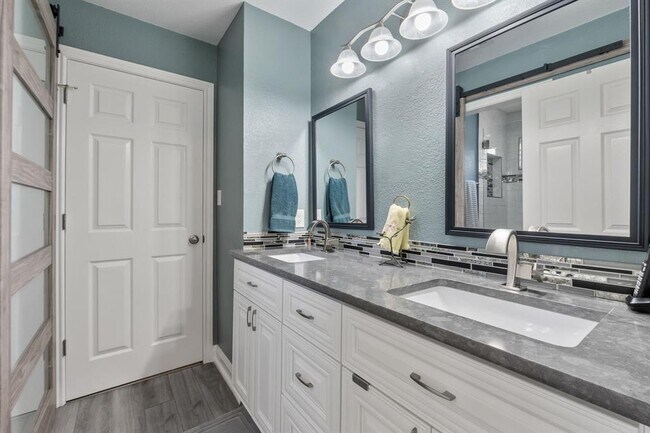 Building Photo - 2147 Hilton Head Dr