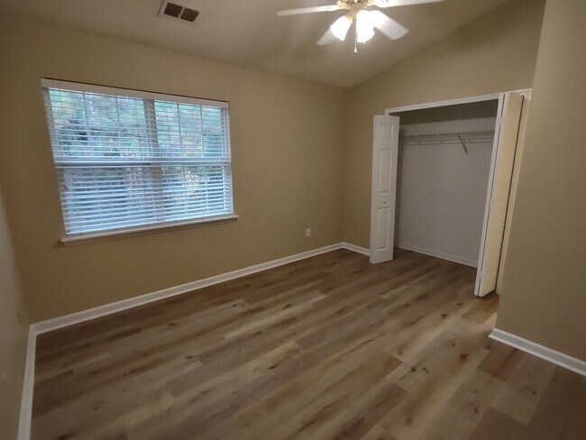 Building Photo - Pristine, move in ready Townhome located in the Holly Ridge Complex!