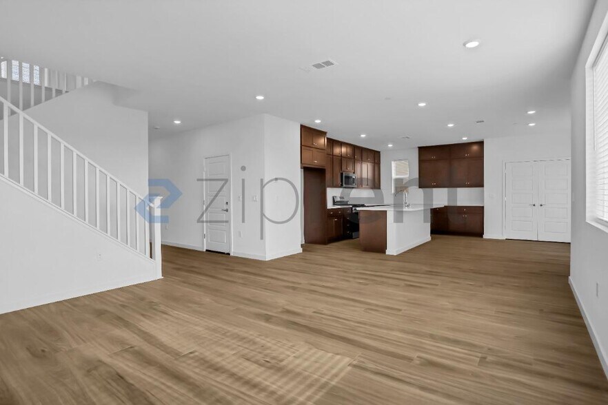 Building Photo - Unit