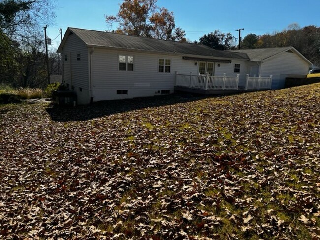 Building Photo - Oak Ridge 37830 - 3 bedroom, 1.5 bath home upstairs only with basement bonus room - Call Troy Ada...