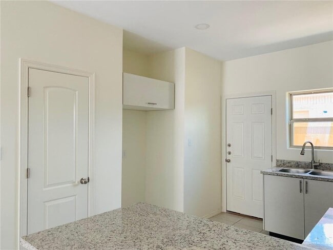 Building Photo - 14 W Garfield Ave