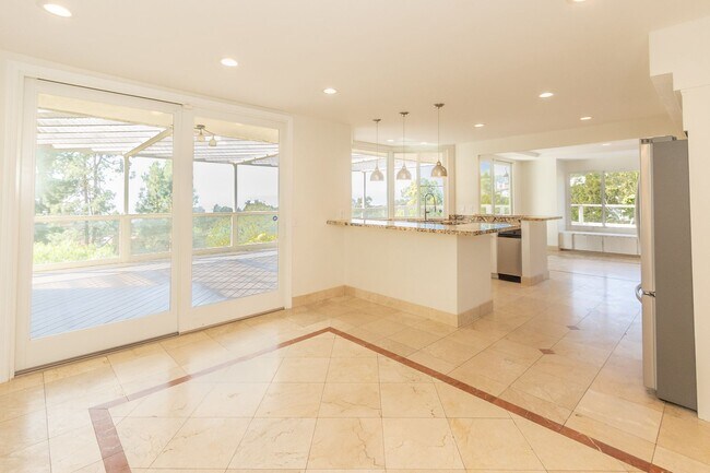 Building Photo - 4 Bedroom / 3 Bathroom Home With Panoramic...