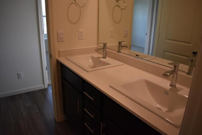 Building Photo - 4523 Iris Ct