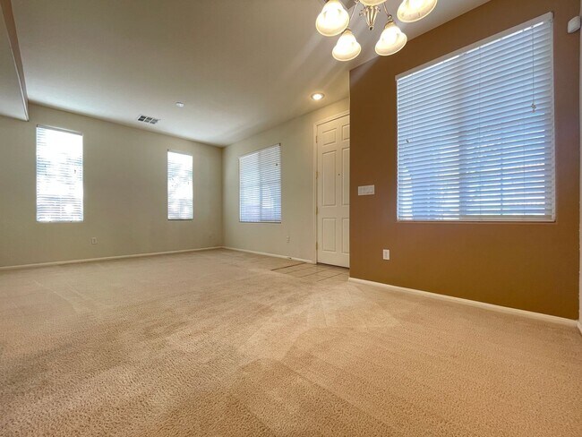 Building Photo - 3 Bedroom 2 1/2 Bath Home - Kitchen w/Gran...