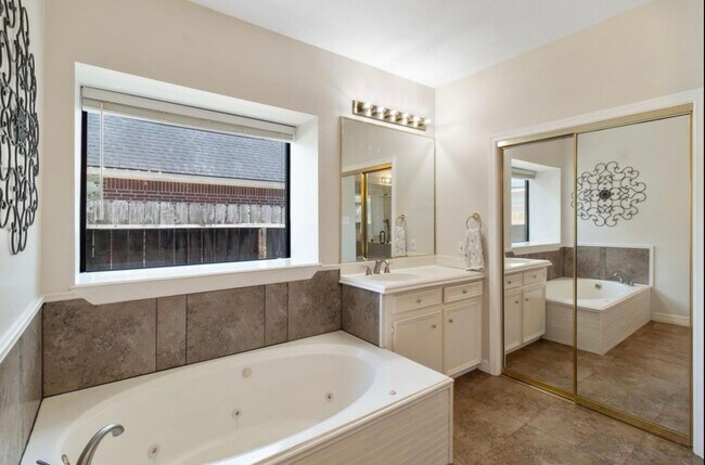 Building Photo - 18234 Knotty Green Dr