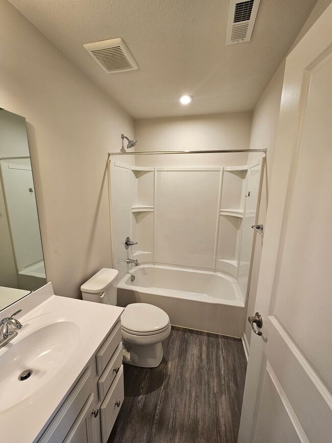 Building Photo - 3 Bedroom, 2.5 Bathroom Townhome, Available NOW