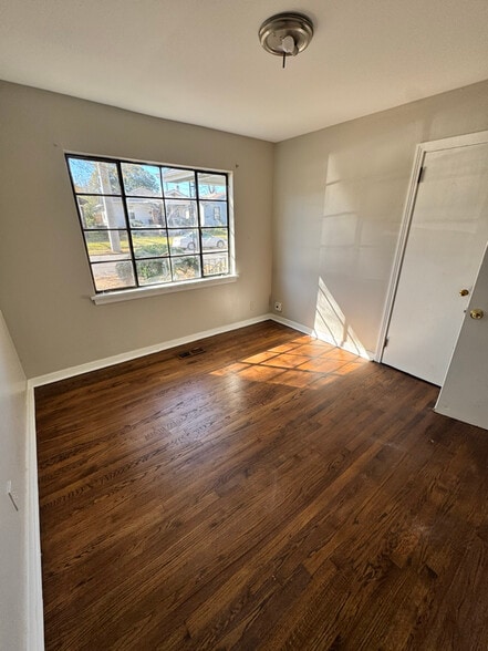 Building Photo - 1021 14th Pl SW