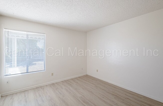 Building Photo - 113 Universe Ave