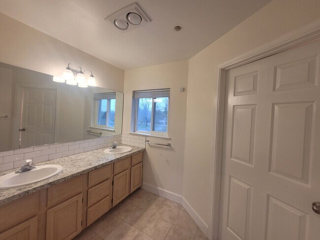 Building Photo - Bayview Townhouse Condo in Blaine with Gar...