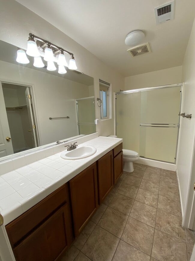 Building Photo - NW Visalia Home coming soon!!