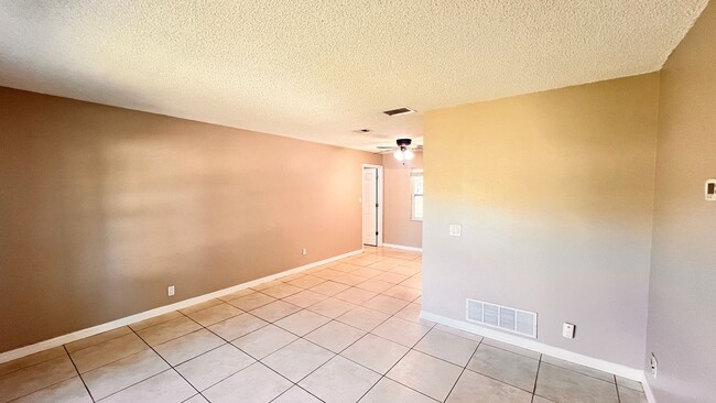 Building Photo - Beautiful 4 Bedroom 2 Bath Home!