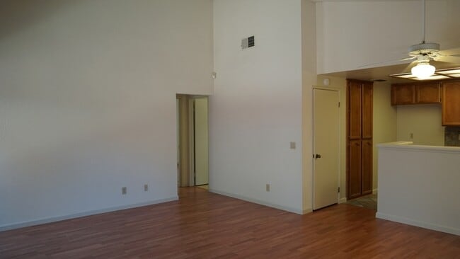 Building Photo - Charming 2 bedroom 2 bathroom home in the pocket area of Sacramento!