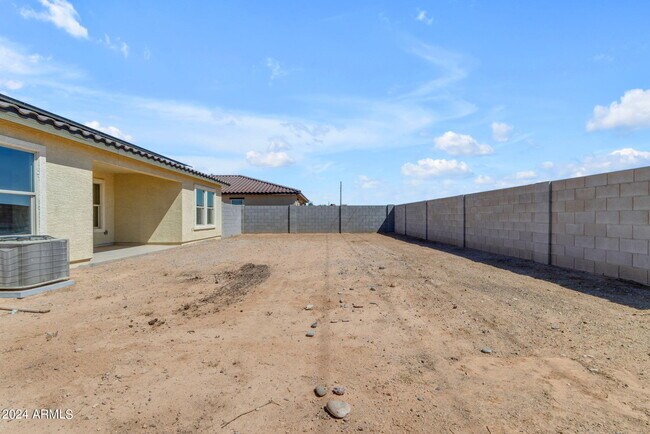 Building Photo - 1213 W Elm Ave