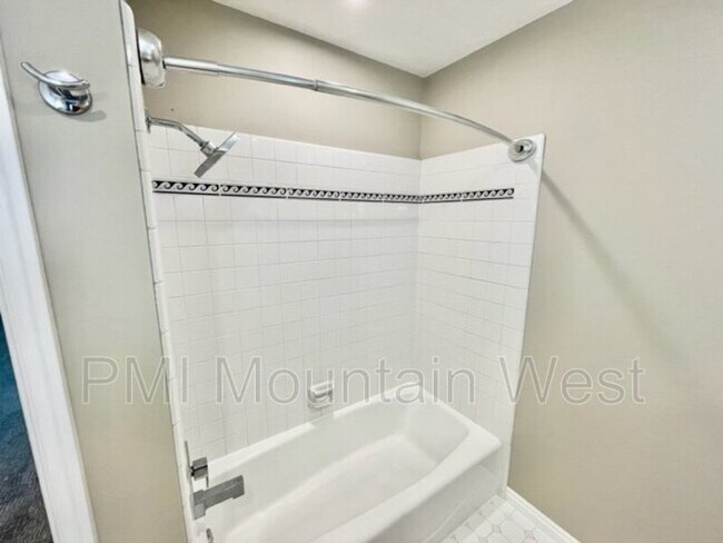 Building Photo - 499 N 200 W