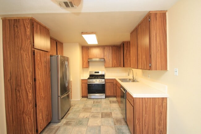 Building Photo - Charming 3-Bed, 2-Bath Single-Story Condo ...
