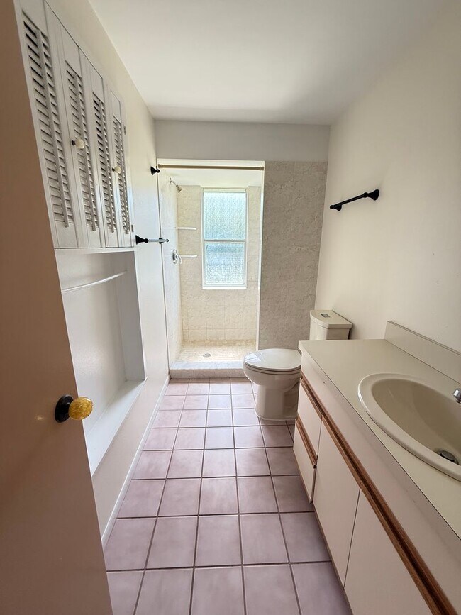 Building Photo - 2/2 with Fenced Yard, Garage and Laundry, ...