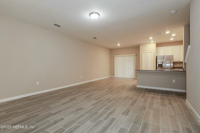 Building Photo - 7419 Palm Hills Dr