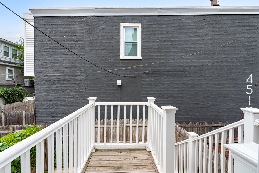 Building Photo - 168 Green Ln
