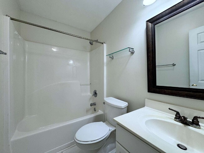 Building Photo - Beautiful 2 Bedroom Condo in Cary!