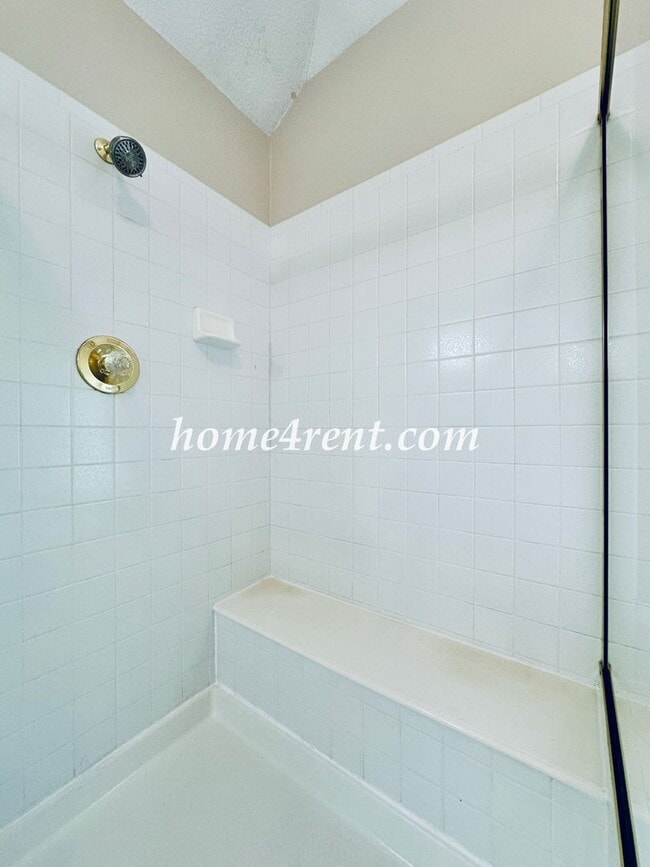 Building Photo - Exceptional 1.5 Story Home in the Prestigious Loch Lloyd Community!