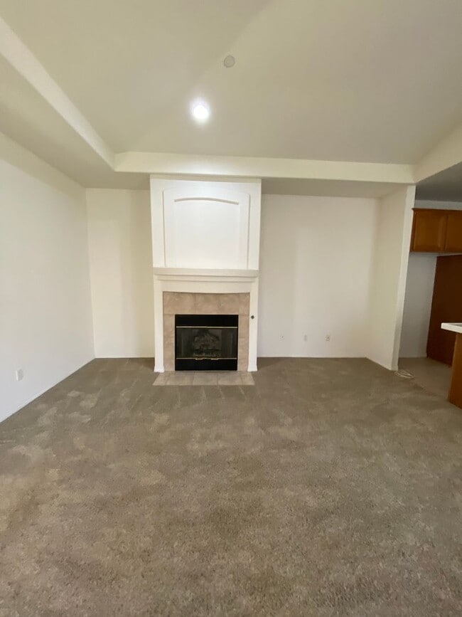 Building Photo - Beautiful Somerset Single Story Townhome N...