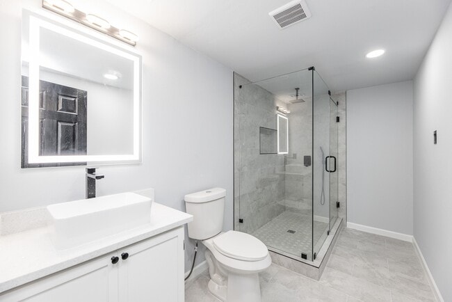 Building Photo - 1109 E Columbia Ln