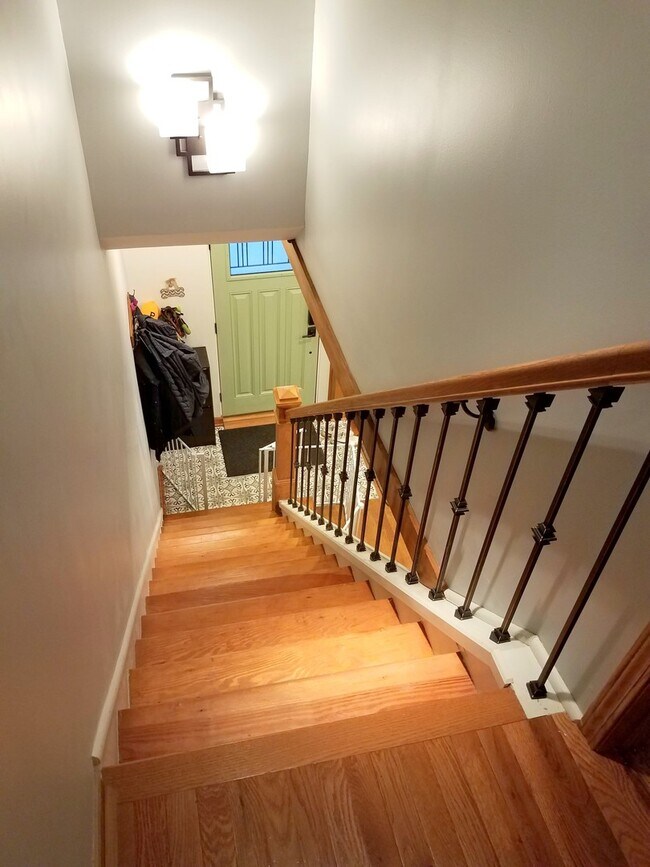 Building Photo - 3 Bedroom, 2 Bathroom in Squirrel Hill- Hardwood Floors and Stainless Appliances