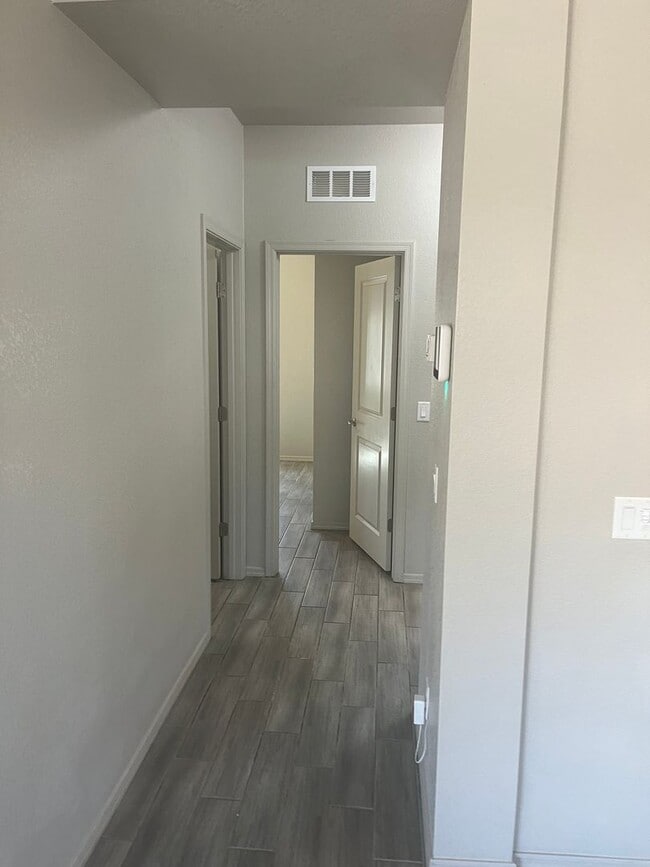Building Photo - Beautiful Like New 4 Bedroom 3 Bathroom ho...
